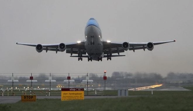 Πτήση τρόμου στην Ολλανδία: Συνοδεία F-16 προσγειώθηκε στο Άμστερνταμ Airbus της KLM